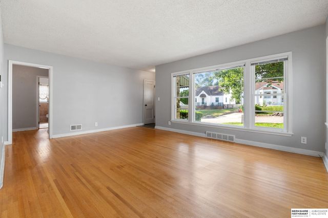 6335 William Street, Omaha, NE 68106