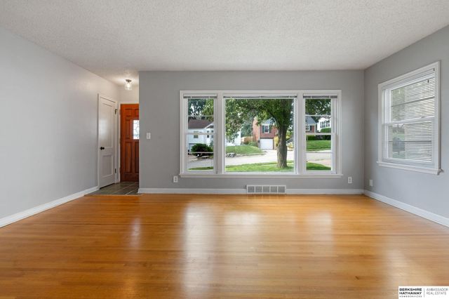 6335 William Street, Omaha, NE 68106