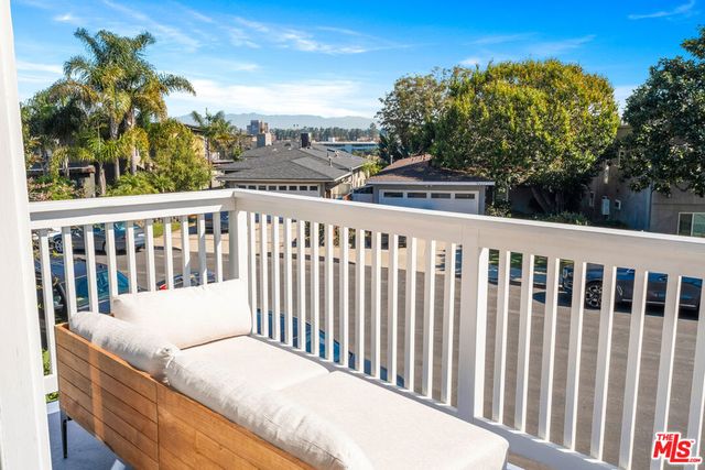 7421 Earldom Avenue, Playa Del Rey, CA 90293