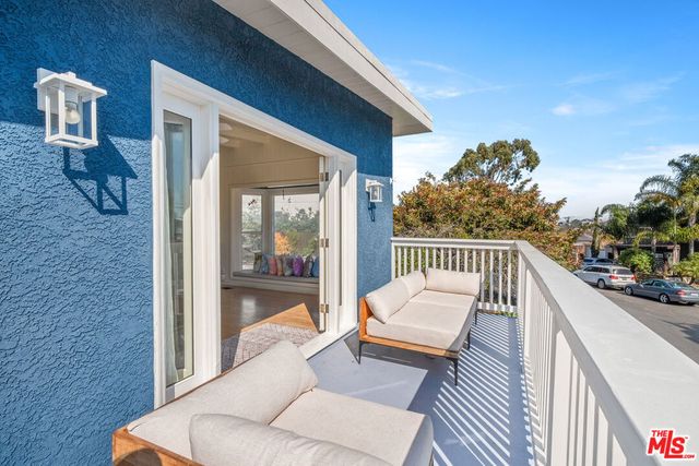 7421 Earldom Avenue, Playa Del Rey, CA 90293