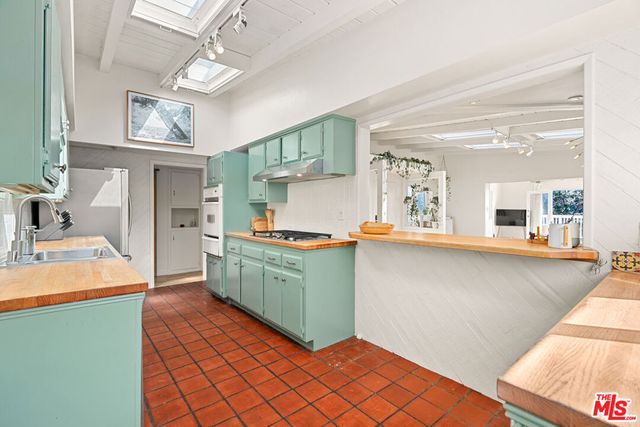 7421 Earldom Avenue, Playa Del Rey, CA 90293