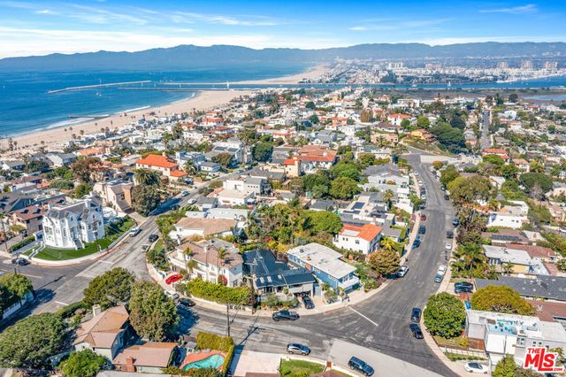 7421 Earldom Avenue, Playa Del Rey, CA 90293