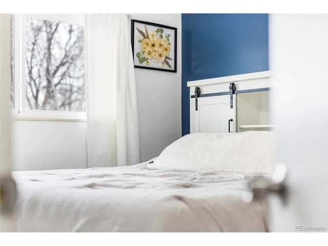 1889 Queens Dr, Longmont, CO 80501