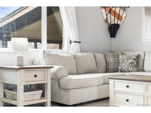 1889 Queens Dr, Longmont, CO 80501