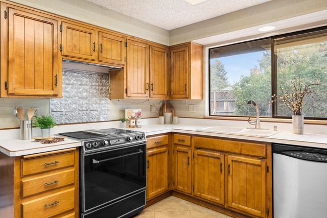 1869 NE Moonglow Court, Bend, OR 97701
