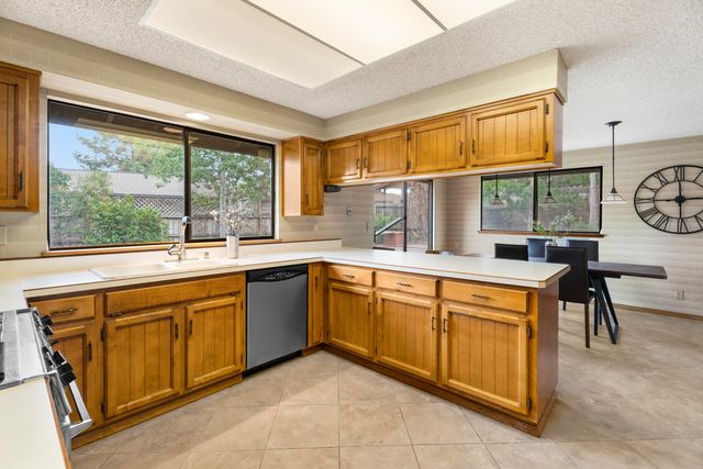1869 NE Moonglow Court, Bend, OR 97701