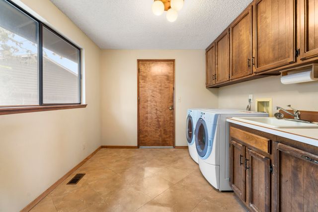 1869 NE Moonglow Court, Bend, OR 97701