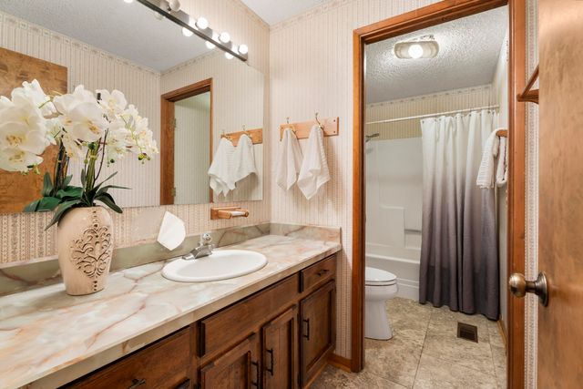 1869 NE Moonglow Court, Bend, OR 97701