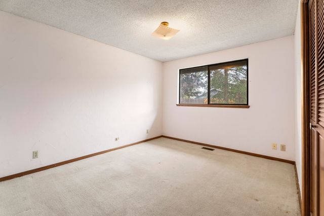 1869 NE Moonglow Court, Bend, OR 97701