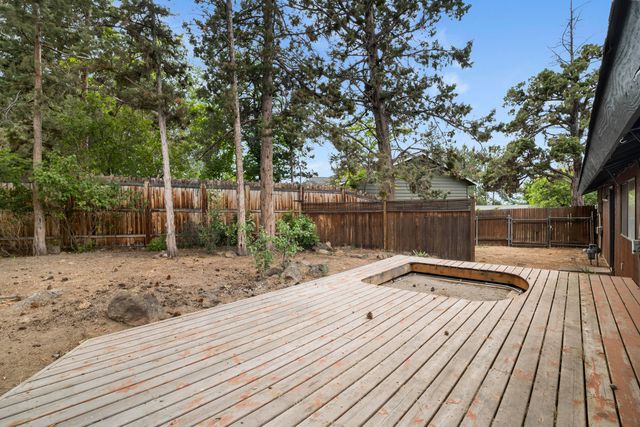 1869 NE Moonglow Court, Bend, OR 97701