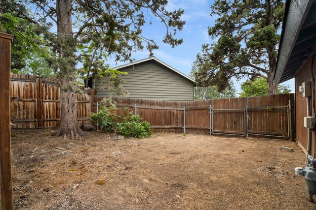 1869 NE Moonglow Court, Bend, OR 97701