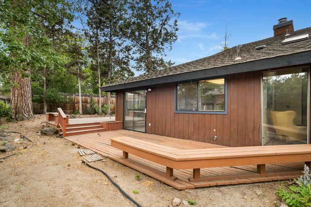 1869 NE Moonglow Court, Bend, OR 97701