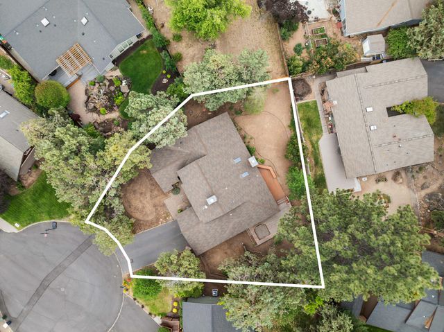 1869 NE Moonglow Court, Bend, OR 97701