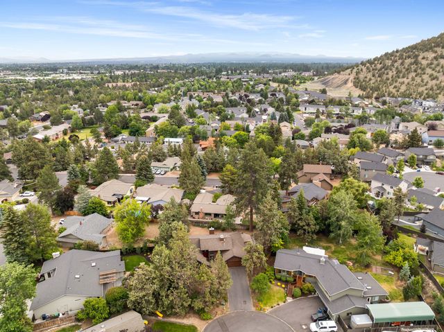 1869 NE Moonglow Court, Bend, OR 97701