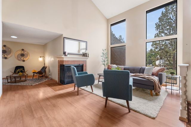 1869 NE Moonglow Court, Bend, OR 97701