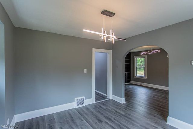 303 E Ravenwood Avenue, Youngstown, OH 44507