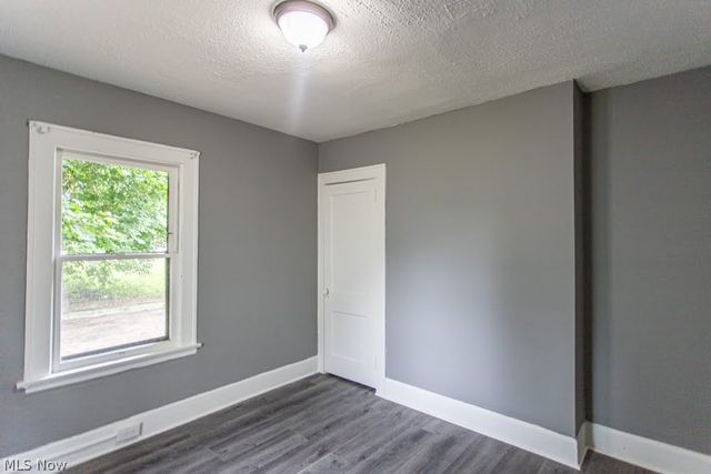 303 E Ravenwood Avenue, Youngstown, OH 44507