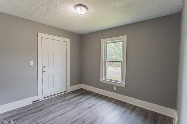 303 E Ravenwood Avenue, Youngstown, OH 44507