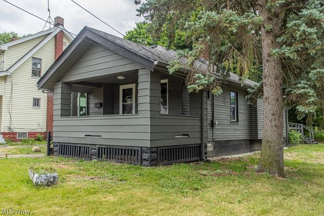 303 E Ravenwood Avenue, Youngstown, OH 44507