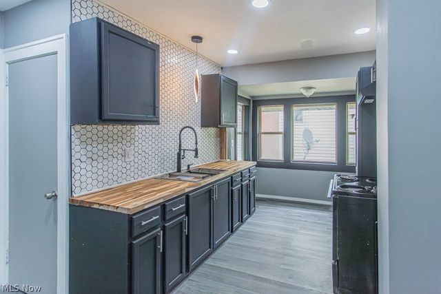 303 E Ravenwood Avenue, Youngstown, OH 44507