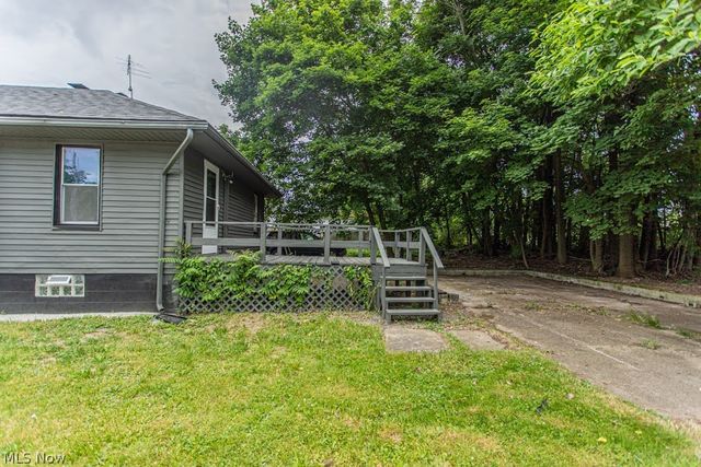 303 E Ravenwood Avenue, Youngstown, OH 44507