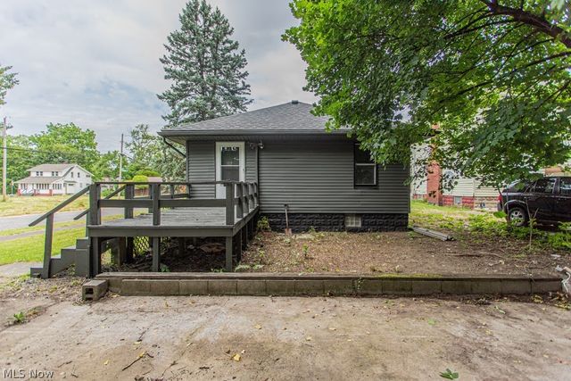 303 E Ravenwood Avenue, Youngstown, OH 44507