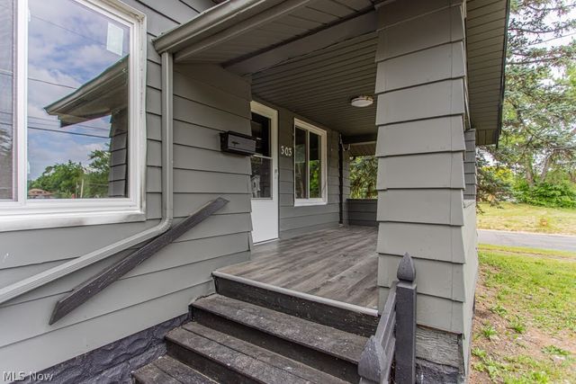 303 E Ravenwood Avenue, Youngstown, OH 44507