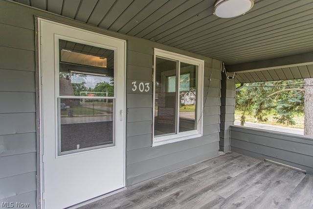 303 E Ravenwood Avenue, Youngstown, OH 44507
