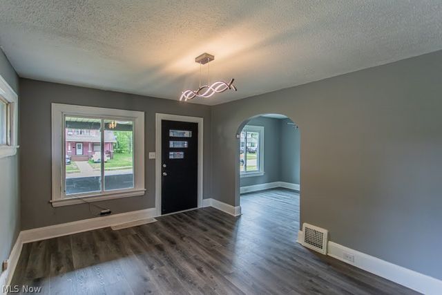 303 E Ravenwood Avenue, Youngstown, OH 44507