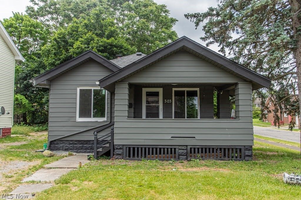 303 E Ravenwood Avenue, Youngstown, OH 44507