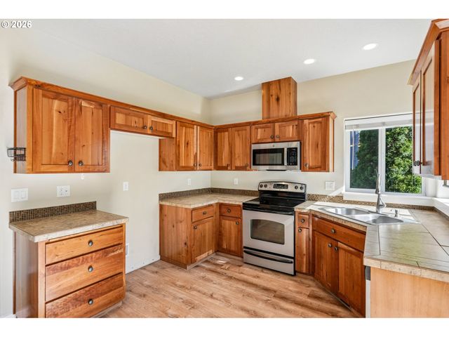 648 S DONNA Dr, Newberg, OR 97132