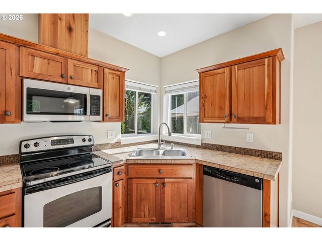 648 S DONNA Dr, Newberg, OR 97132