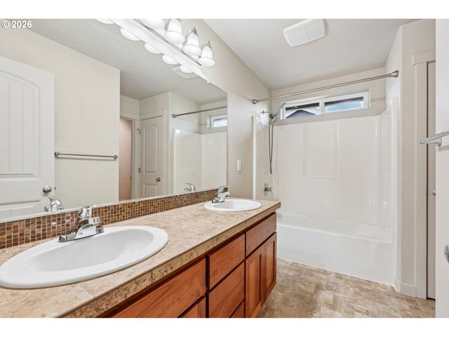 648 S DONNA Dr, Newberg, OR 97132