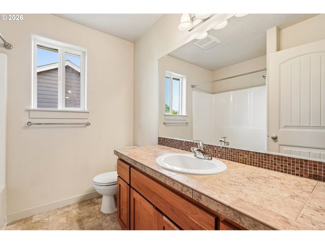 648 S DONNA Dr, Newberg, OR 97132