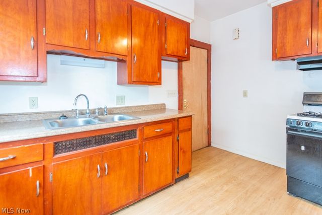 917 Helmsdale Road, Cleveland Heights, OH 44112