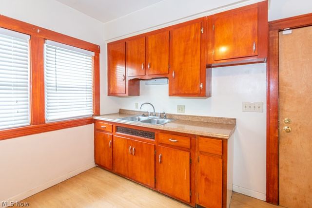 917 Helmsdale Road, Cleveland Heights, OH 44112