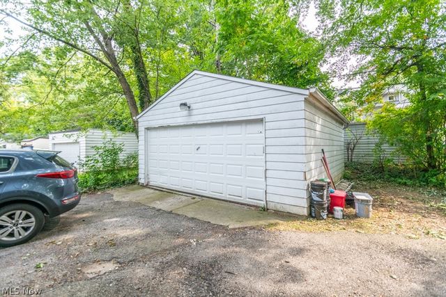 917 Helmsdale Road, Cleveland Heights, OH 44112