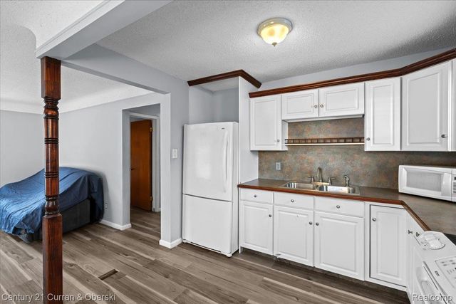 6881 N Vernon Street, Dearborn Heights, MI 48127