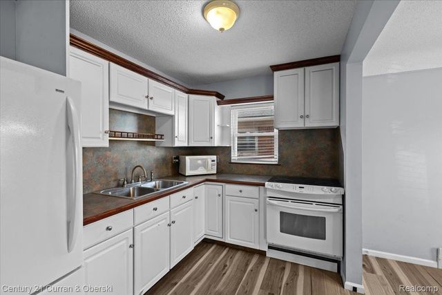 6881 N Vernon Street, Dearborn Heights, MI 48127