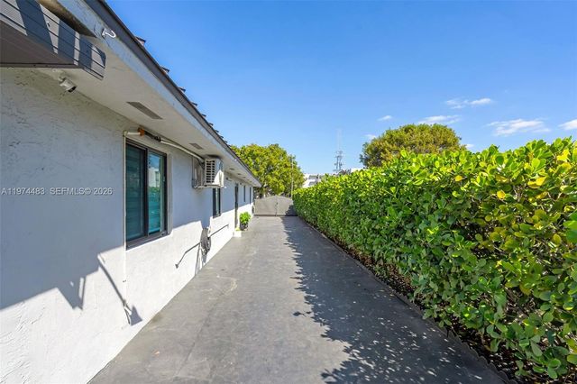 42 W 44th St, Hialeah, FL 33012