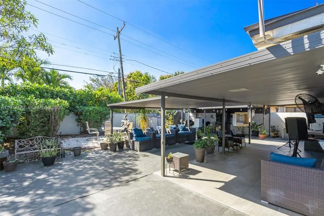 42 W 44th St, Hialeah, FL 33012