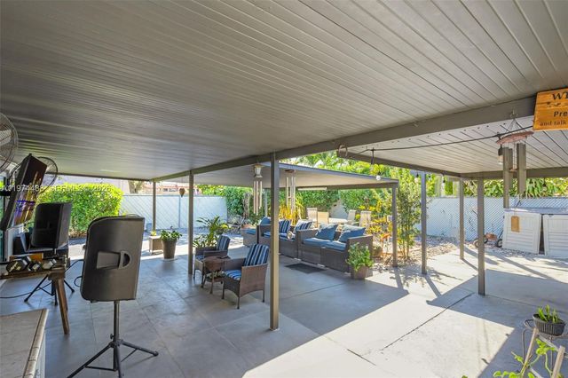 42 W 44th St, Hialeah, FL 33012