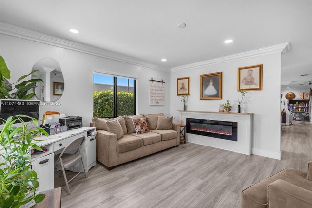 42 W 44th St, Hialeah, FL 33012