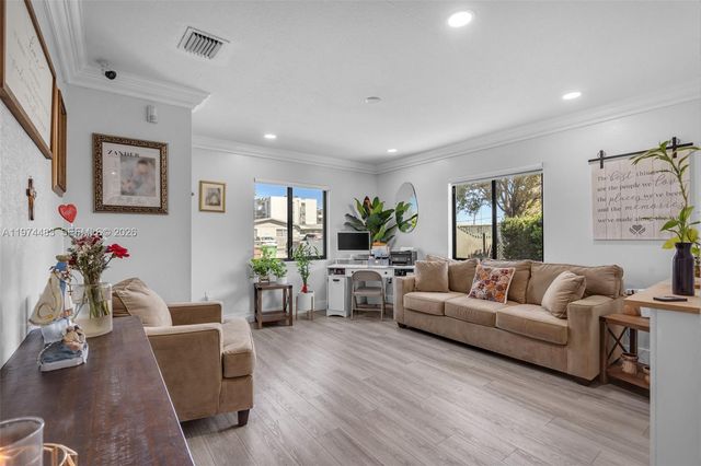 42 W 44th St, Hialeah, FL 33012