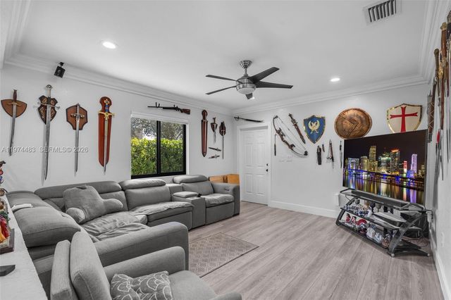 42 W 44th St, Hialeah, FL 33012