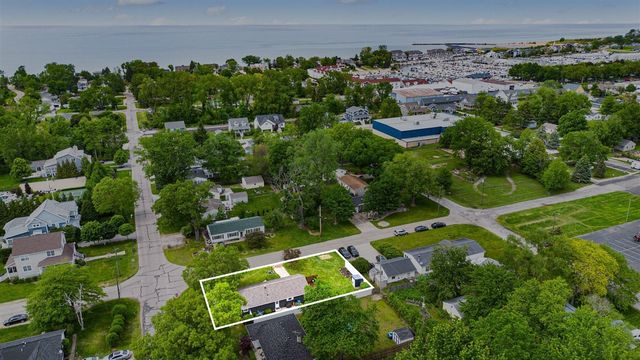 823 W Merchant Street, New Buffalo, MI 49117