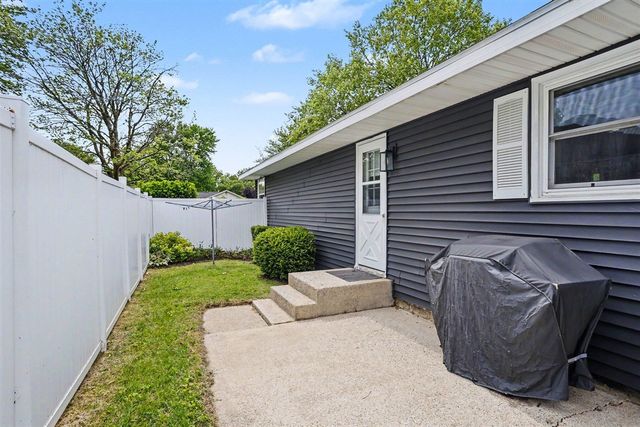 823 W Merchant Street, New Buffalo, MI 49117