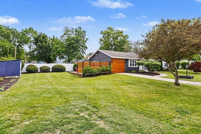 823 W Merchant Street, New Buffalo, MI 49117