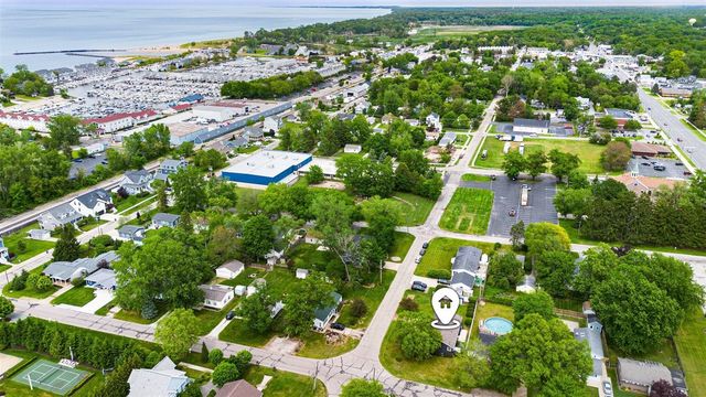 823 W Merchant Street, New Buffalo, MI 49117