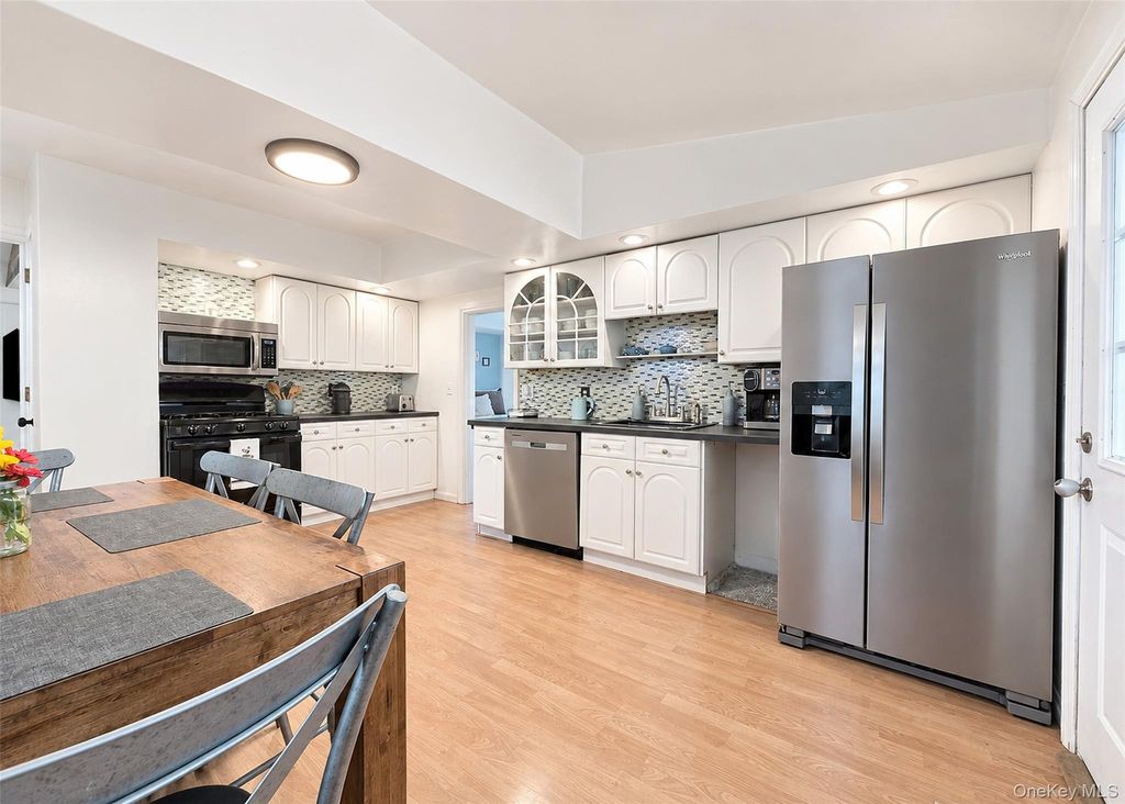 18 Oceanview Avenue, Farmingville, NY 11738 — photo 5